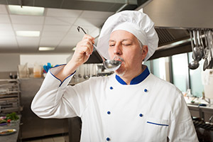 cocinero probando con un cucharón