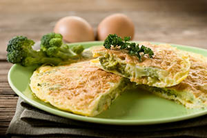 Preparación de brocoli con tortilla